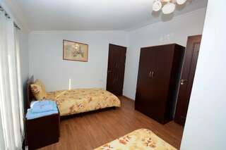 Гостевой дом Bonjour Guest House Ереван Двухместный номер с 2 отдельными кроватями и ванной комнатой-2