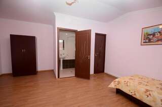 Гостевой дом Bonjour Guest House Ереван Бюджетный двухместный номер с 2 отдельными кроватями-1