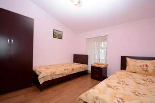 Гостевой дом Bonjour Guest House Ереван Двухместный номер с 2 отдельными кроватями и общим туалетом-3