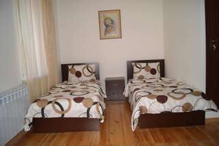 Гостевой дом Bonjour Guest House Ереван Двухместный номер с 2 отдельными кроватями и душем-6