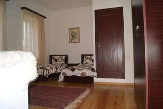 Гостевой дом Bonjour Guest House Ереван Двухместный номер с 2 отдельными кроватями и ванной комнатой-6