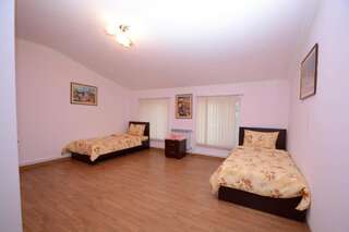 Гостевой дом Bonjour Guest House Ереван Двухместный номер с 2 отдельными кроватями и общей ванной комнатой-1