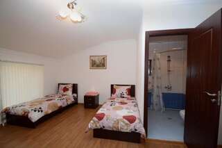 Гостевой дом Bonjour Guest House Ереван Двухместный номер с 2 отдельными кроватями и общей ванной комнатой-2